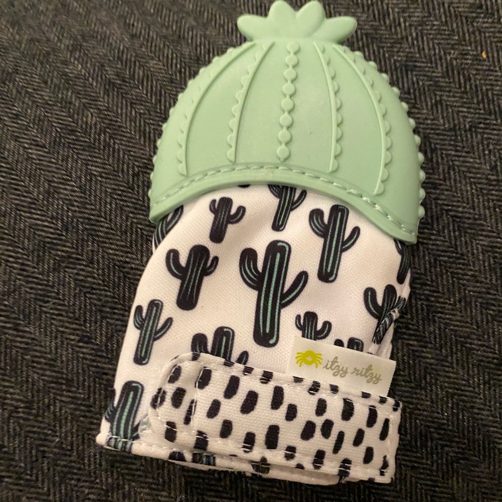 Itzy ritzy munch mitt